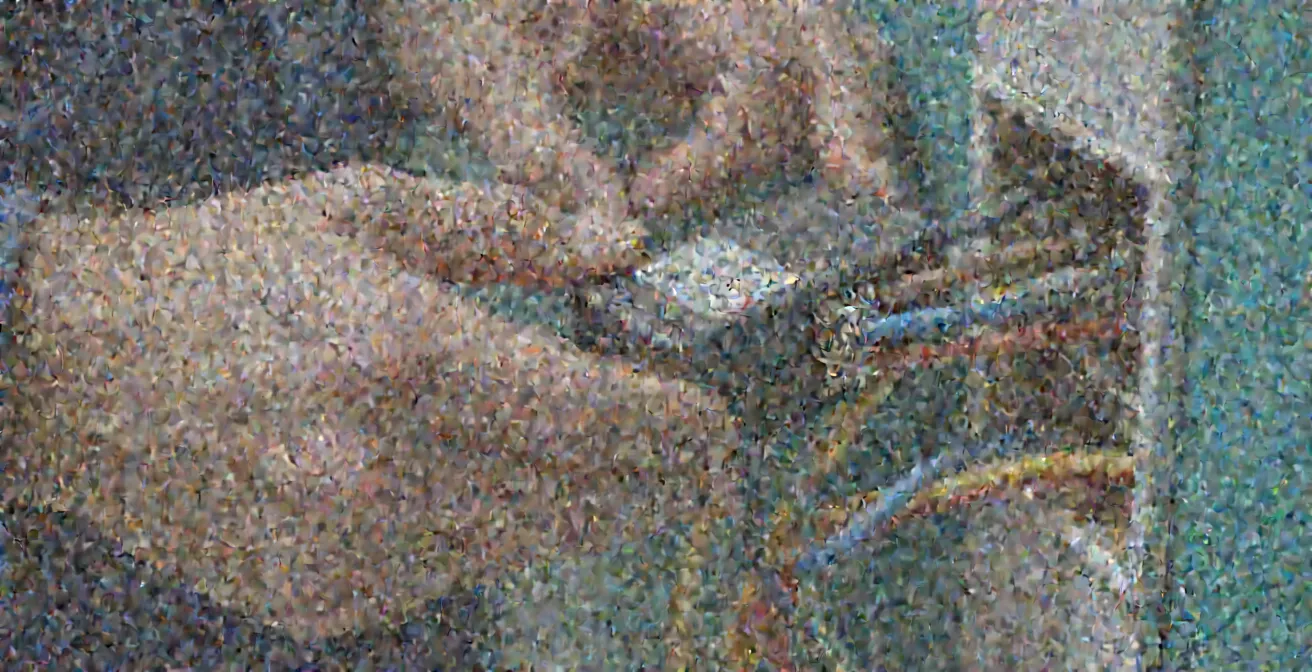 Gros plan sur l'installation d'un micromodule dans un boîtier électrique suisse